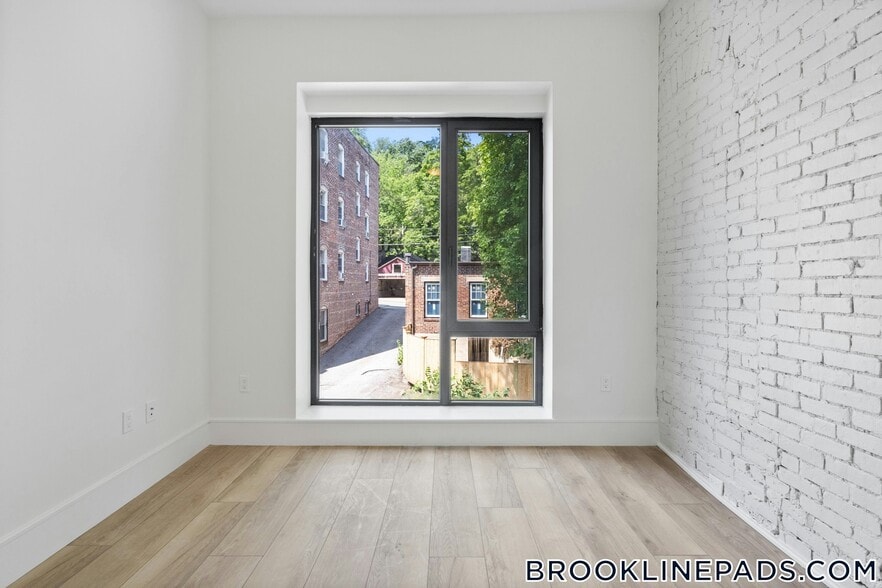 Building Photo - 1578 Beacon St