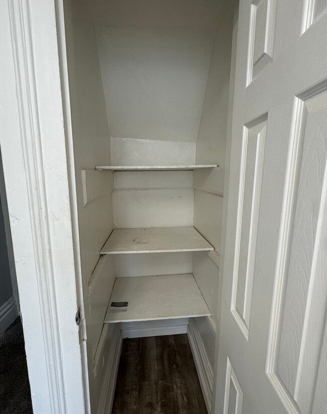 Building Photo - 4 Bedroom 1 Bathroom in Fineview!