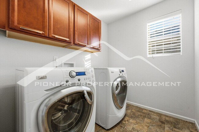 Building Photo - Gorgeous Home with Central AC and Washer/D...