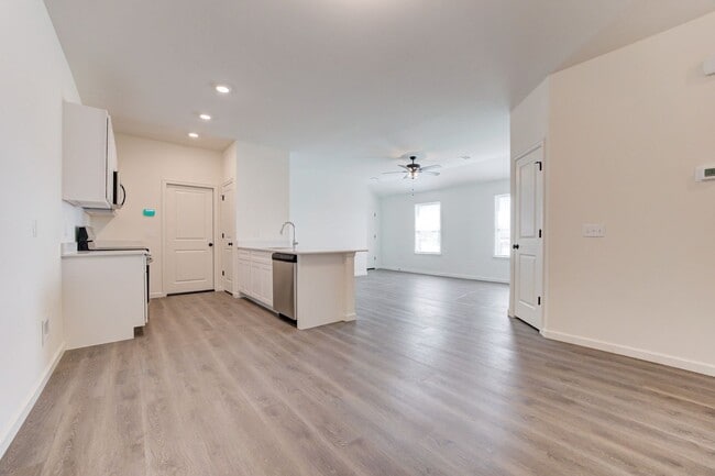 Building Photo - New Construction-Never Lived in Duplex, Pe...