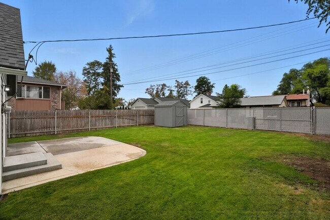 Building Photo - 1731 E Sanson Ave