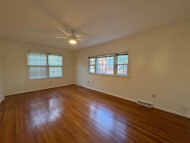 Building Photo - Spacious 4 Bed 2/2 Bath Home with Park-Lik...