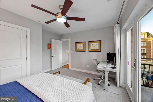 Building Photo - 900 Valencia Ct