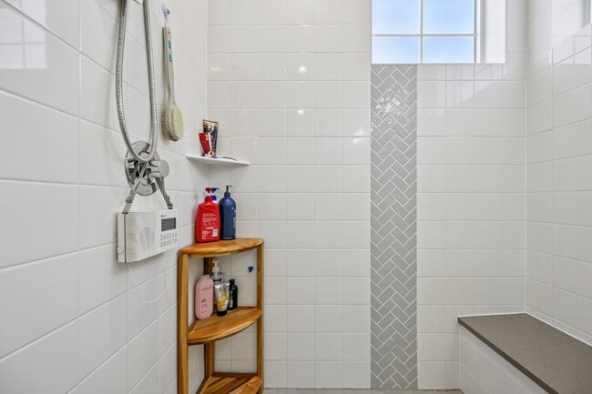 Building Photo - "Experience Spacious Comfort: 4-Bed, 3.5-Bath Retreat on Gladshine Drive!"