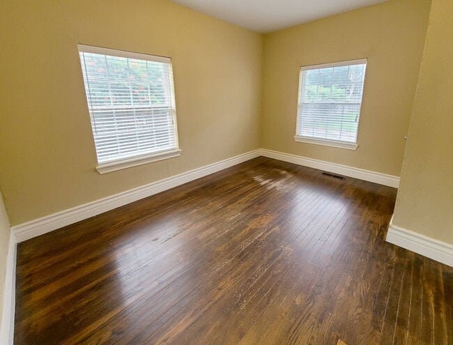 Building Photo - Large Military Park Home