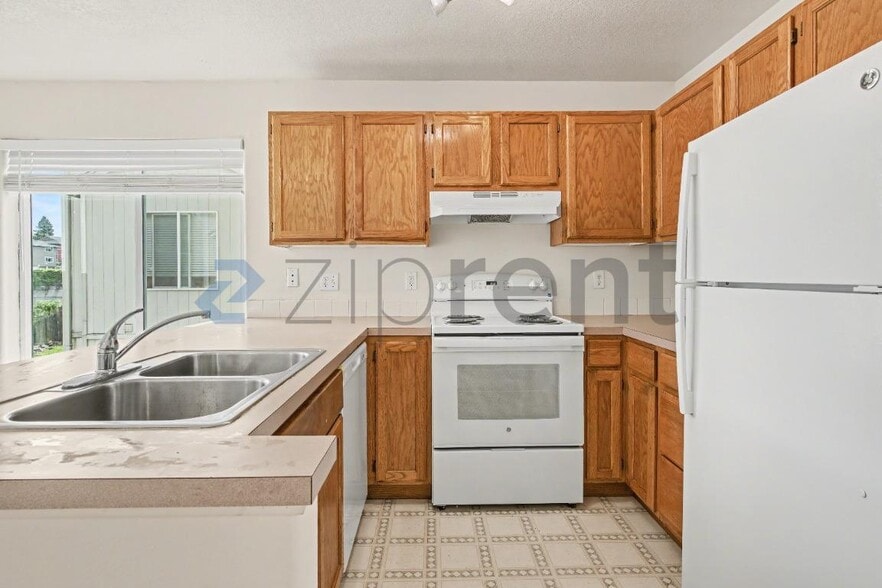 Building Photo - 1530 NE 68th Ave