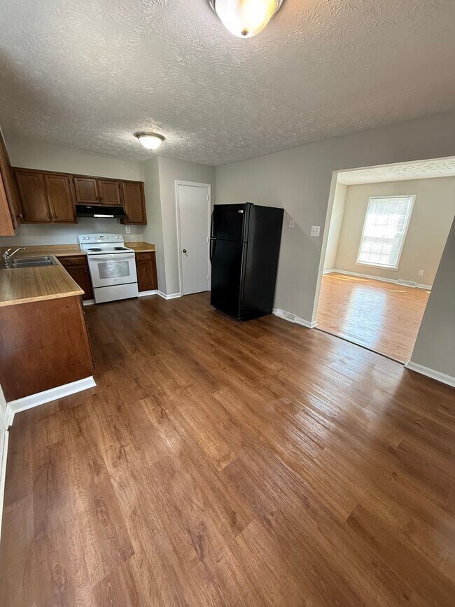 Building Photo - 3-bedroom, 2 full bath duplex in the desirable Lansdowne area offers comfort and convenience.