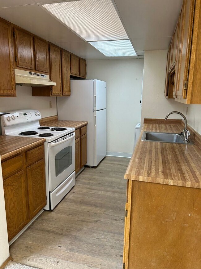 Building Photo - 1 Bedroom 1 Bath Townhome With Detached Garage