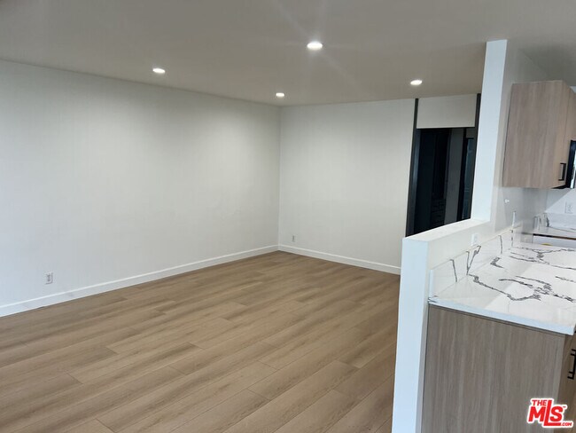 Building Photo - 1253 Hayworth Ave