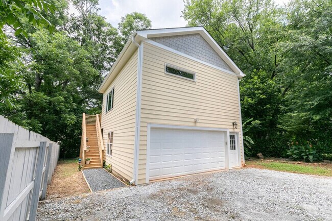 Building Photo - 1084 Sanders Ave SE