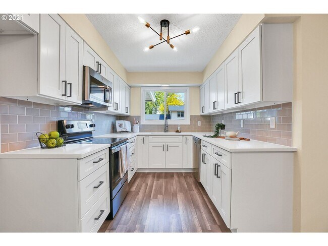 Building Photo - Beautiful 3-bdr/2-bath ranch in Argay Terrace—2 living areas, 2-car garage, & large, fenced yard!