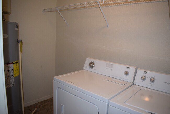 Building Photo - 3 bedroom 2 Bathroom Duplex in Hunters Ridge
