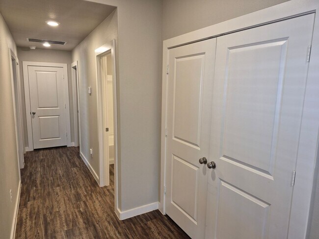 Building Photo - 501 E 21st St