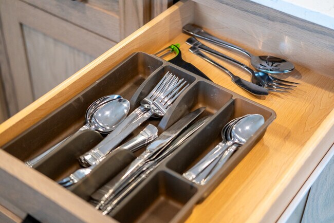 Building Photo - 523 W Vance Dr