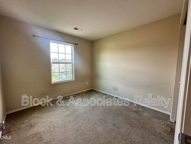 Building Photo - 502 Kerriann Ln