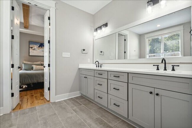 Building Photo - MIDTOWN LIKE NEW