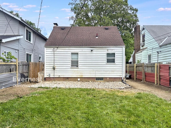 Building Photo - 471 Whitethorne Ave