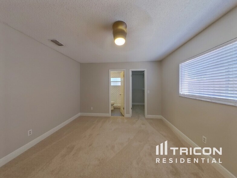 Building Photo - 1906 Radcliffe Dr N