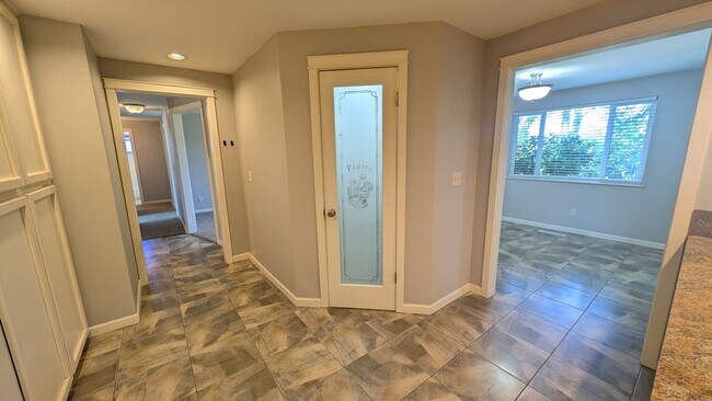 Building Photo - Single level 3 bedroom 2 bath home in the ...