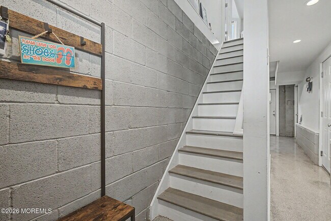 Building Photo - 10 Center St