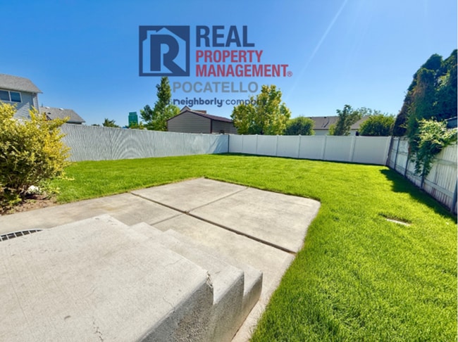 Building Photo - MOVE IN SPECIAL - 5 Bedroom 3.5 Bath Duple...