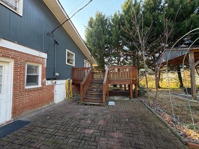 Building Photo - Freshly Painted Split-Level Home with Large Deck & Lawn Care Included