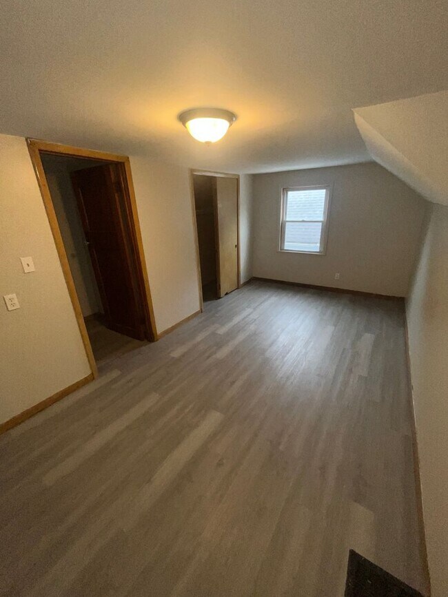 Building Photo - Section 8 Accepted! Spacious Newly Renovat...