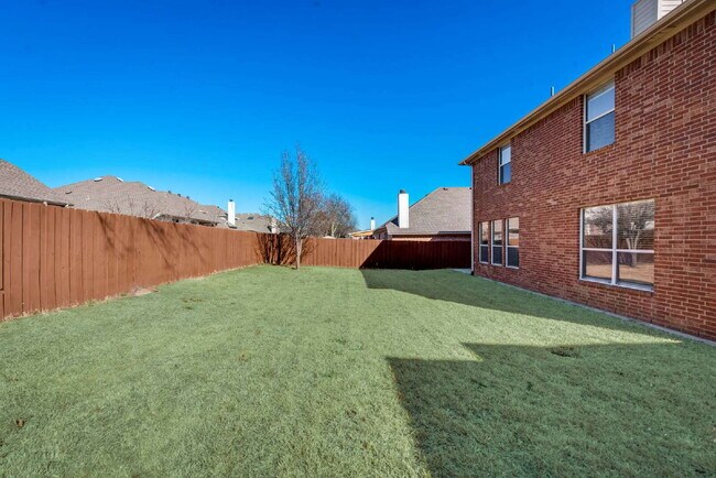 Building Photo - Great 4 bed 2 bathroom 2 story home minute...