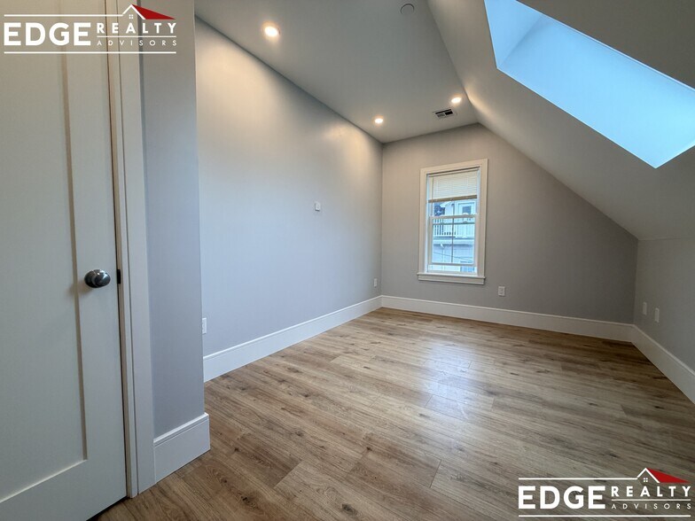 Building Photo - 124 Kenrick St