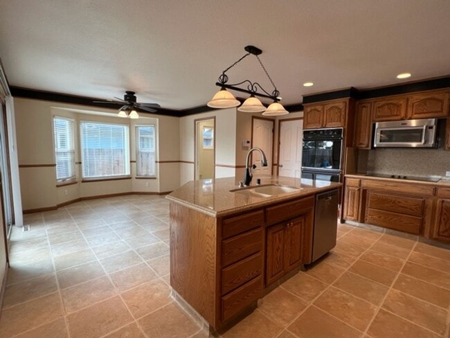 Building Photo - SPACIOUS 4 BEDROOM HOME IN SOUTH SALINAS