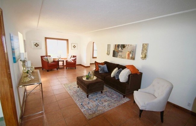 Building Photo - 1911 Cedar Ave