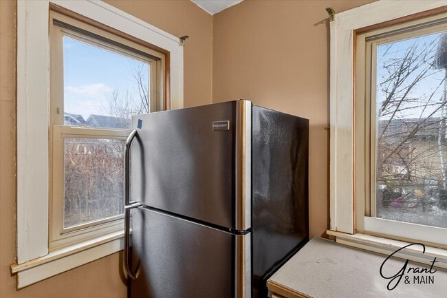 Building Photo - $1550 4 bedrooms