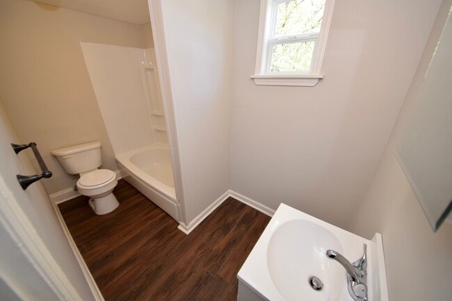 Building Photo - 1 Bedroom, 1 Bathroom Upstairs apartment n...