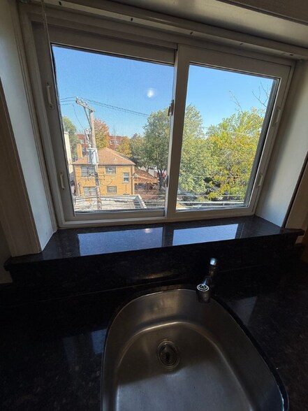 Building Photo - 2950 W Arthur Ave