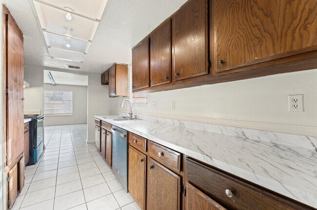 Building Photo - 711 Whippoorwill Dr