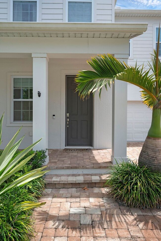 Building Photo - Gorgeous 4 bedroom/3.5 bath estate home fo...