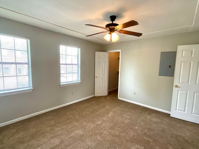 Building Photo - 3932 Miramar Ct