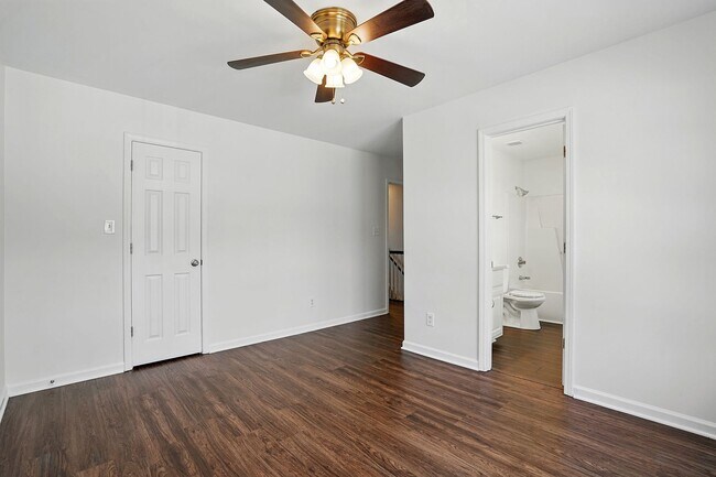 Building Photo - GREAT TOWNHOME- Come see it today!