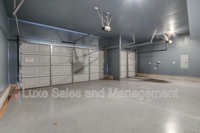 Building Photo - 2200 Alta Vista Ln