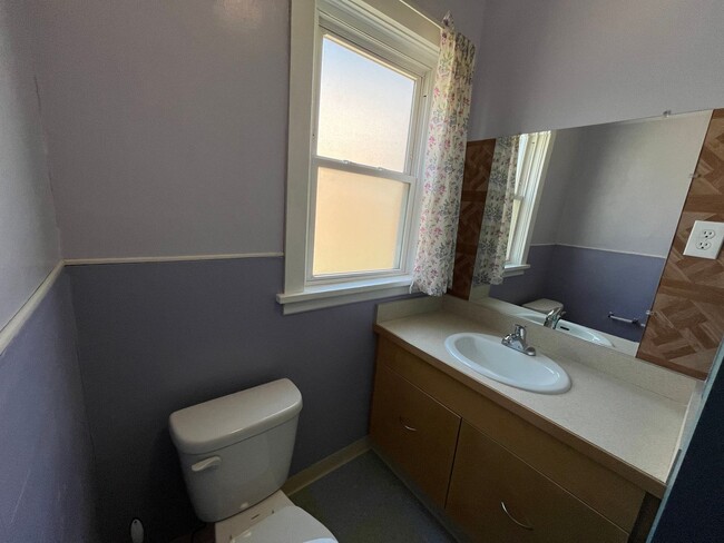 Building Photo - Charming 2-Bedroom Home Downtown Available...