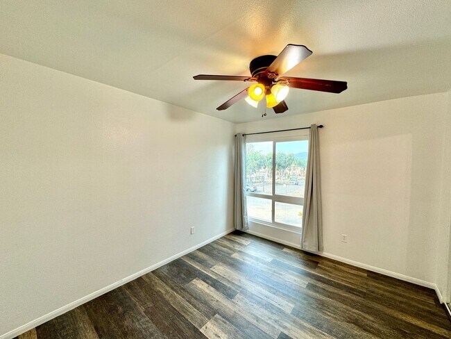 Building Photo - Great 1B/1BA Condo in Gated Community in E...