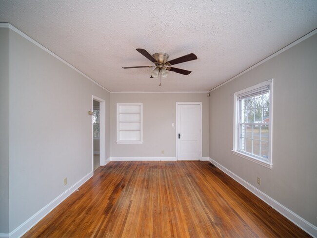 Building Photo - "Charming 3-Bedroom Home with Gleaming Hardwood Floors & 2 Full Baths in Prime Charlotte Location!"