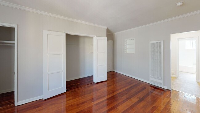 Building Photo - Adams Apartments...Gorgeous Newly Remodeled One Bedroom..Great Location!