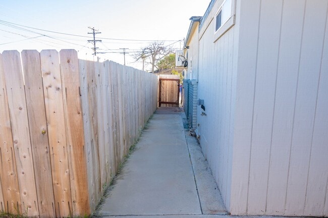 Building Photo - Ready for showing on 6-25-25    3BR/1BA - ...