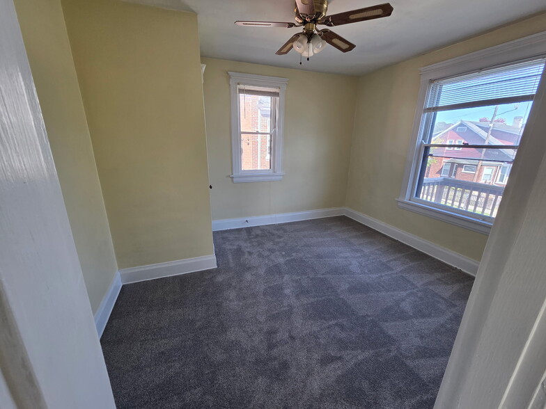 Main Bedroom - 3959 Hazel Ave