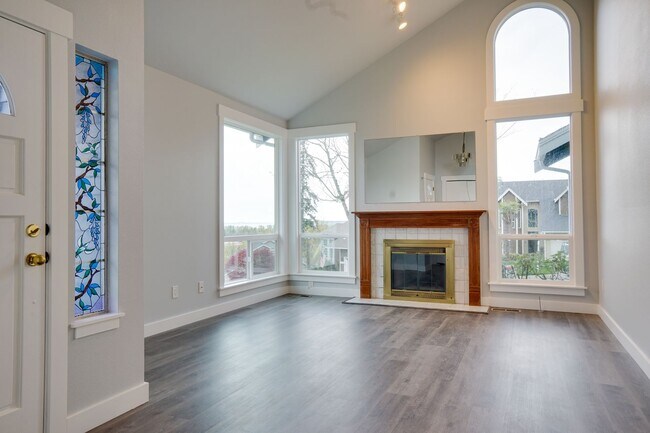 Building Photo - Federal Way Remodeled 2 Story