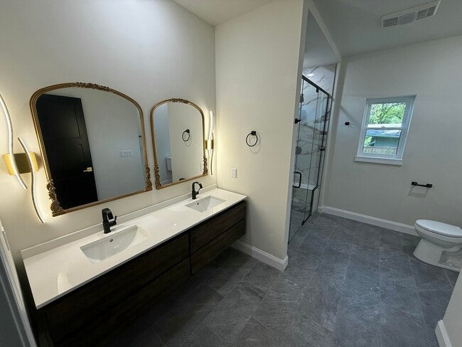 Building Photo - 1020 Crestland Ave