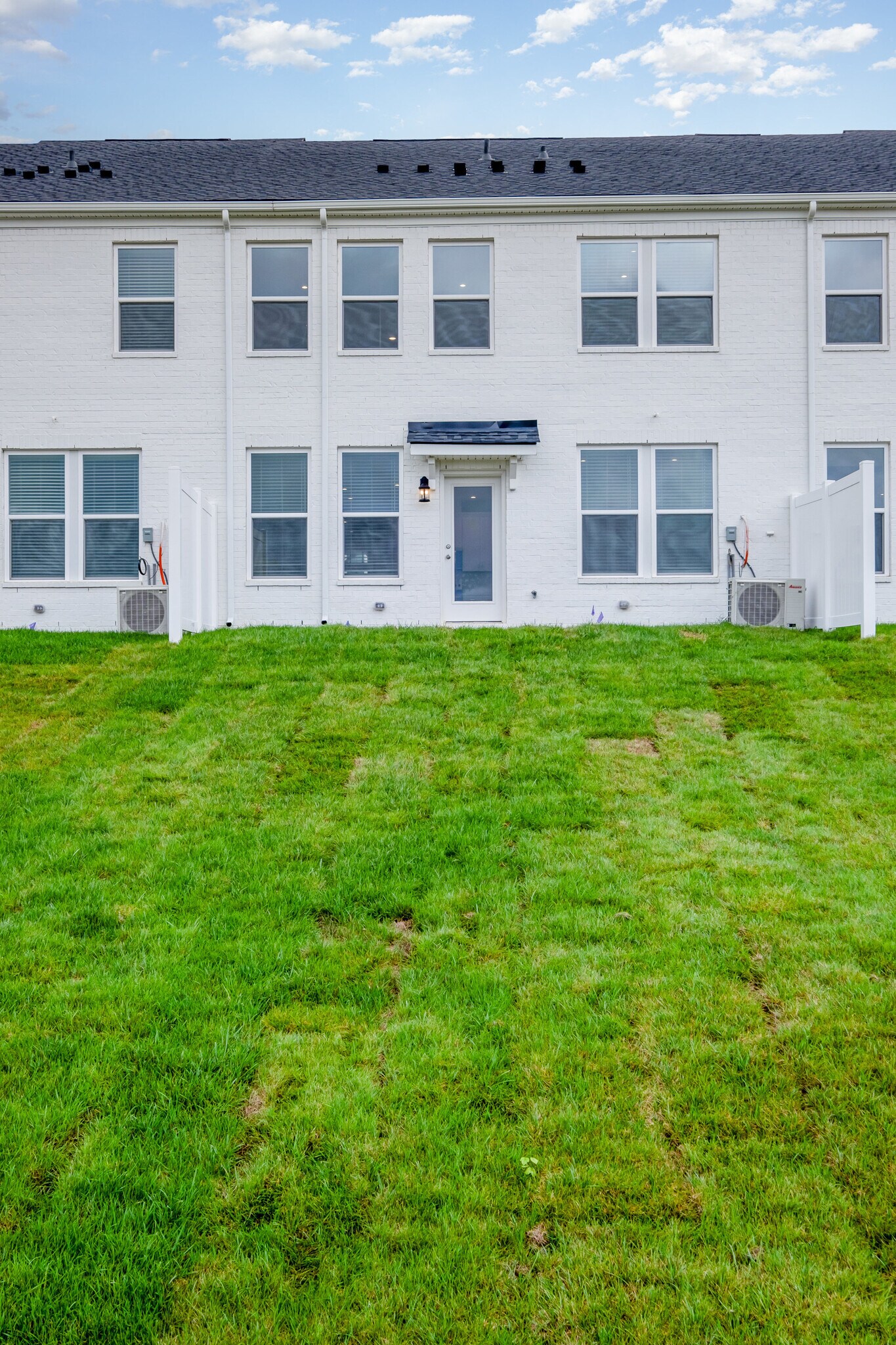 Building Photo - 605 Club View Way