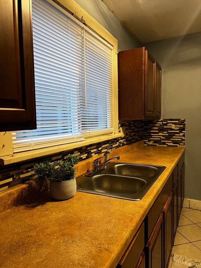Building Photo - 3 Bed | 1.5 Bath Home - Fresh Paint, Updated Lighting, New Windows & Blinds + Refrigerator!