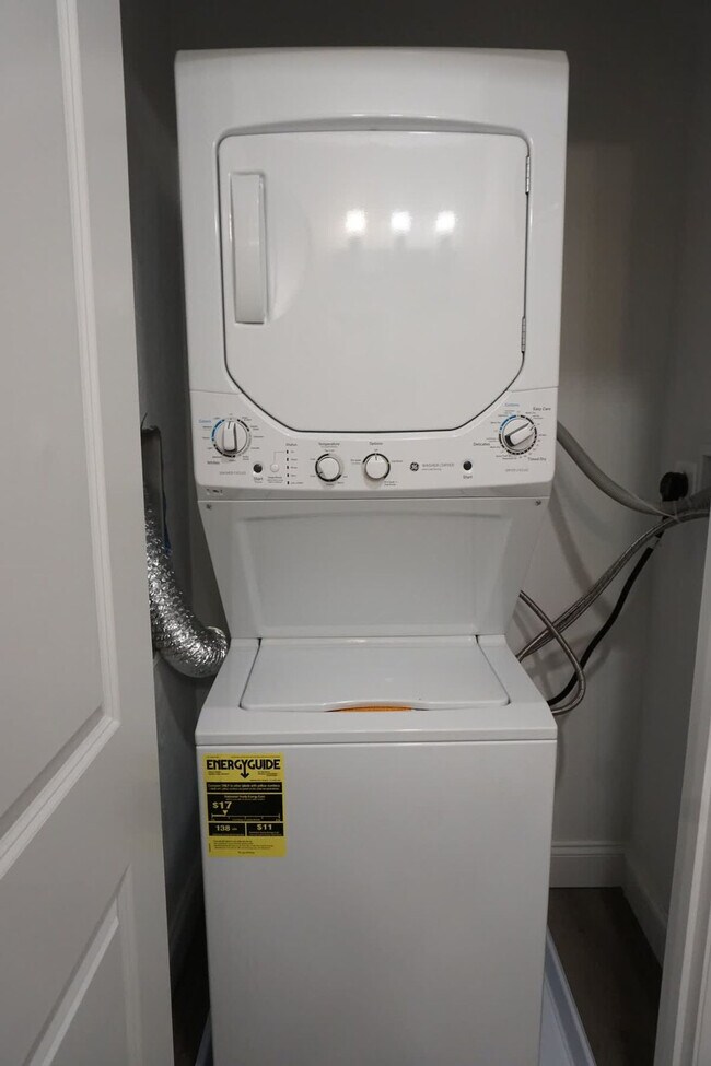 Building Photo - 140 Pearl St